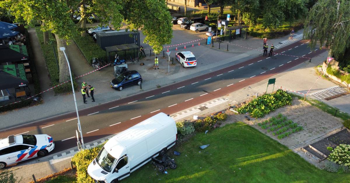 Zwaargewonde scooterrijder kon geen kant op bij frontale aanrijding met bestelbus middenin Leuth.