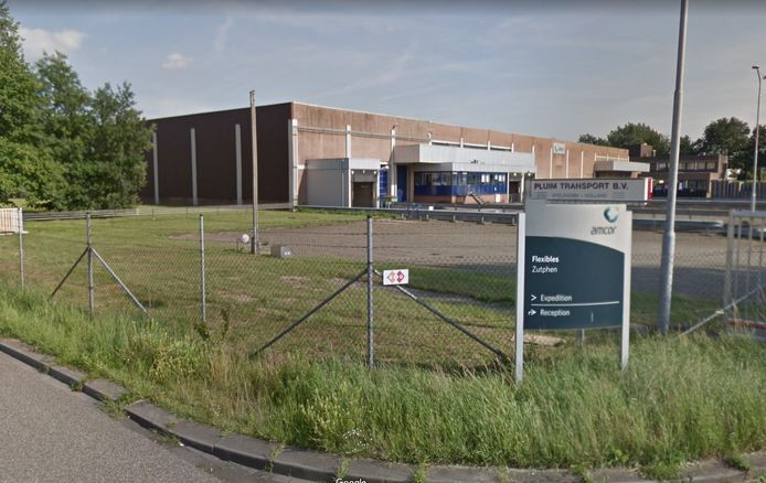 Verpakkingsbedrijf Amcor op bedrijventerrein De Mars in Zutphen. Hier gaan twaalf arbeidsplaatsen verloren.