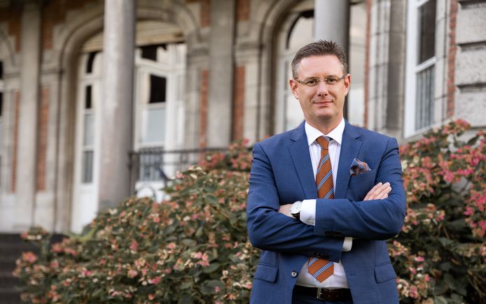 Provincieraadslid Kurt Himpe aan kasteel Wolvenhof.