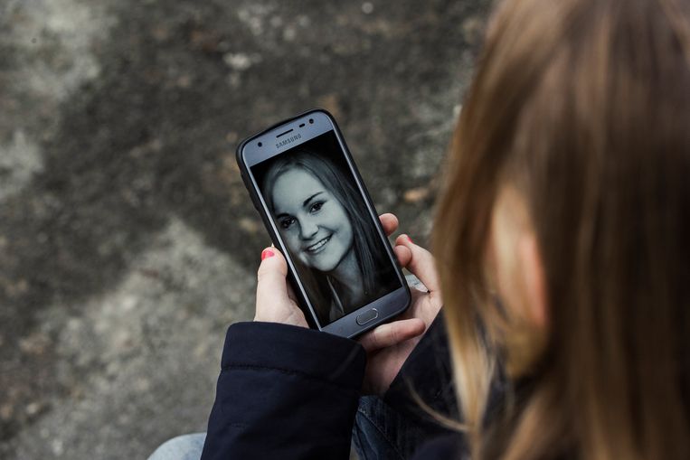 Moeder Kathy toont Nikita op haar gsm. Beeld Jef Boes
