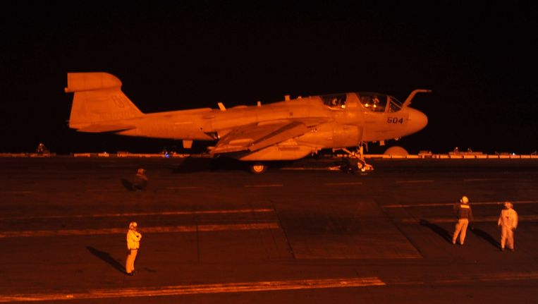 Een toestel klaar voor vertrek aan boord van de USS George H.W. Bush. Beeld afp