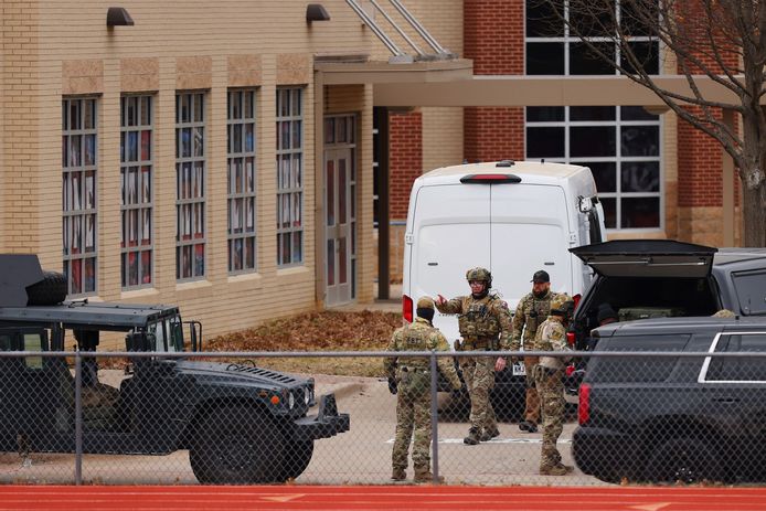 Leden van het SWAT-team komen toe in Colleyville, Texas.