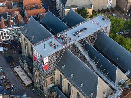 Laatste kans: mega-stellage op Grote Kerk die uitzicht biedt over Zwolle blijft toch niet langer staan