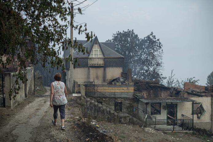 In het noordwesten van Spanje, het dorp Alixo, is grote schade aan zeker zes huizen. Meer dan 2400 hectare grond is hier afgebrand. In totaal zijn in deze regio zeven dorpen ontruimd.