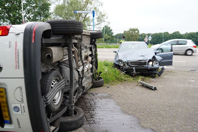 Busje belandt op zijn kant bij botsing met auto in Dongen