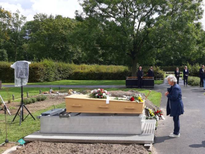 Begrafenis zonder dierbaren voor onbekende vrouw die doodgeschoten en gedumpt werd in Westdorpe