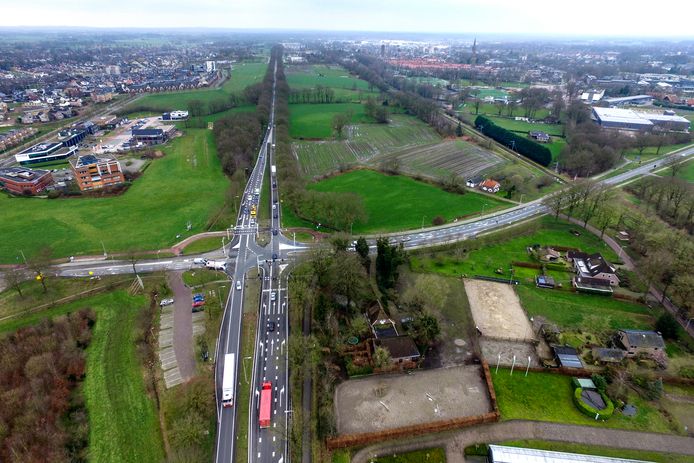 Kruispunt Bos in Raalte, met links Raalte-Noord en rechts de N348 richting het centrum.