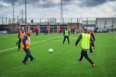 Ewijkse voetbalclub start met walking football: ‘Wennen dat je niet mag rennen’