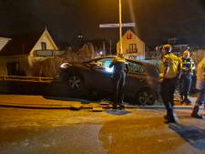 Auto schiet bovenop muur van brug