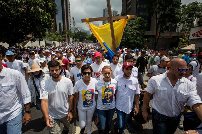 Lilian Tintori, vrouw van de in 2015 voor 14 jaar de gevangenis ingestuurde oppositieleider Leopoldo Lopez, liep ook mee in de protestmars tegen de regering in Caracas, Venezuela. EPA/Miguel Gutierrez