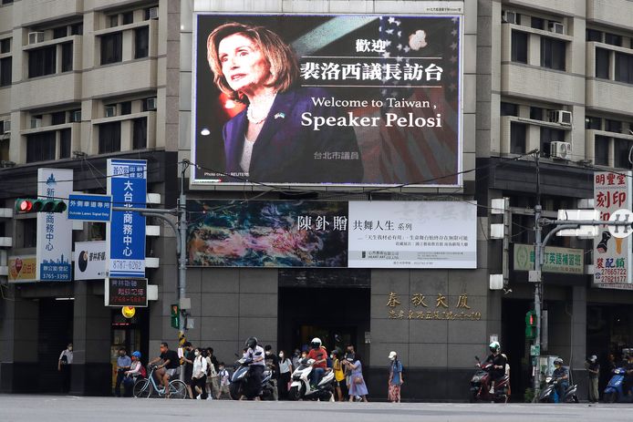Un grande poster su un muro a Taipei accoglie Nancy Pelosi a Taiwan.