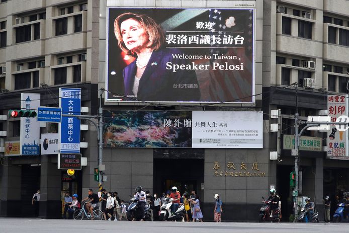 Een grote poster op een muur in Taipei verwelkomt Nancy Pelosi in Taiwan.