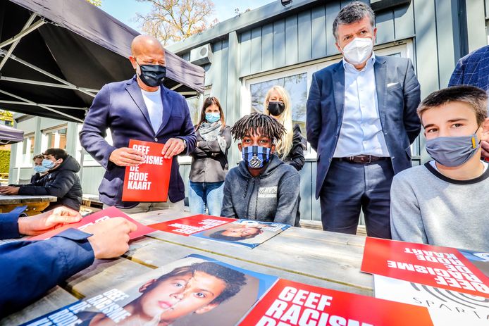 In het KTA te Brugge bezoeken Bart Somers en Bart Verhaeghe de anti racisme lessen