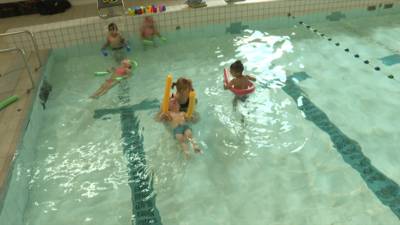 Veilig de zomervakantie induiken met turbolessen zwemmen voor kinderen: “Gewone zwemlessen gaan te traag”
