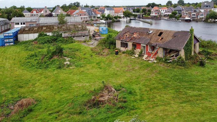 Om krakers te weren heeft de eigenaar de woning flink toegetakeld. Maar kan dit zo maar? De gemeente onderzoekt het.