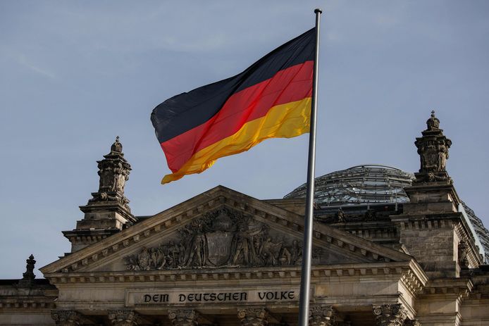 Een Duitse vlag voor het Reichstag-gebouw