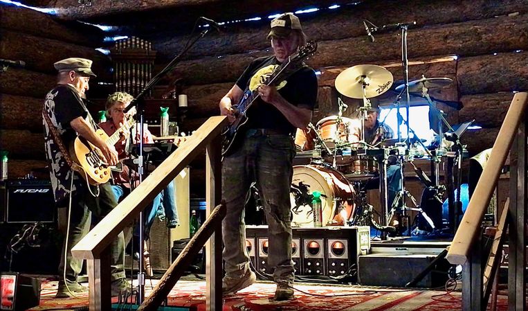 NEIL YOUNG
& CRAZY HORSE Beeld rv