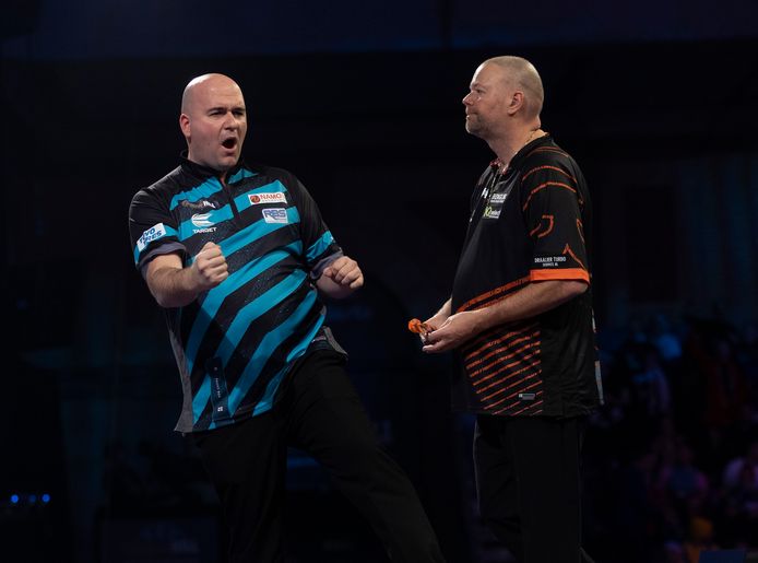 Robb Cross viert een belangrijke treffer, Raymond van Barneveld baalt.