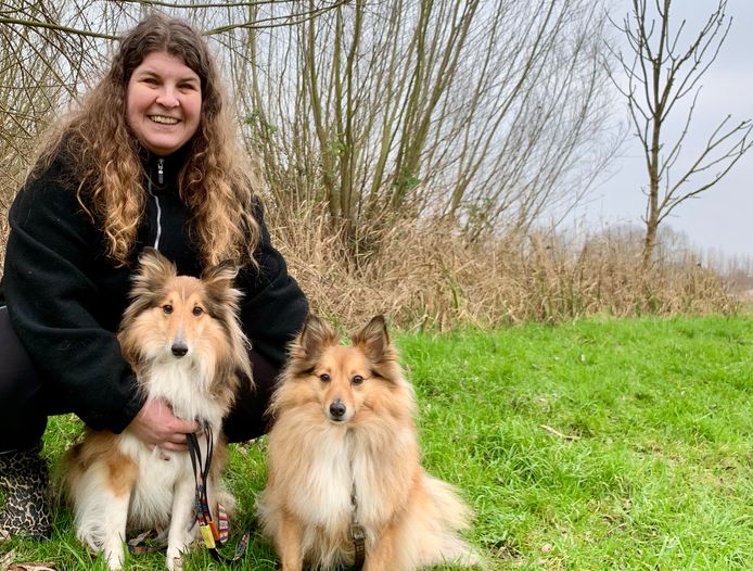 Jetty Biesheuvel (49) met haar hondjes Shelter en Sheila.