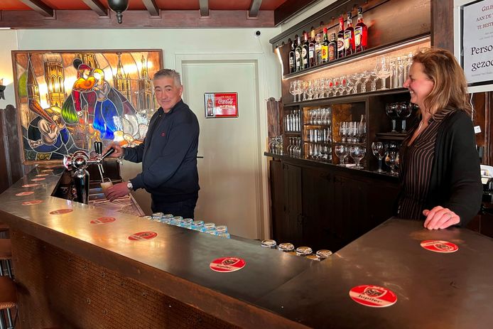 Naast zijn Italiaans restaurant op de Markt van Lede heropenen Carlo Colameo en partner Hilde Goeman het in 1978 gesloten café Onder den Toren.