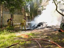 Dak van vervallen Fratershuis vat vlam in Deurne, brandweer zet gasfles buiten