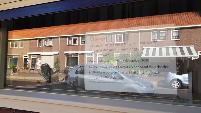 Het pamflet op het raam van de woning in de Lingestraat. Het pand is op last van burgemeester Bruls gesloten omdat er vanuit het huis werd gedeald.