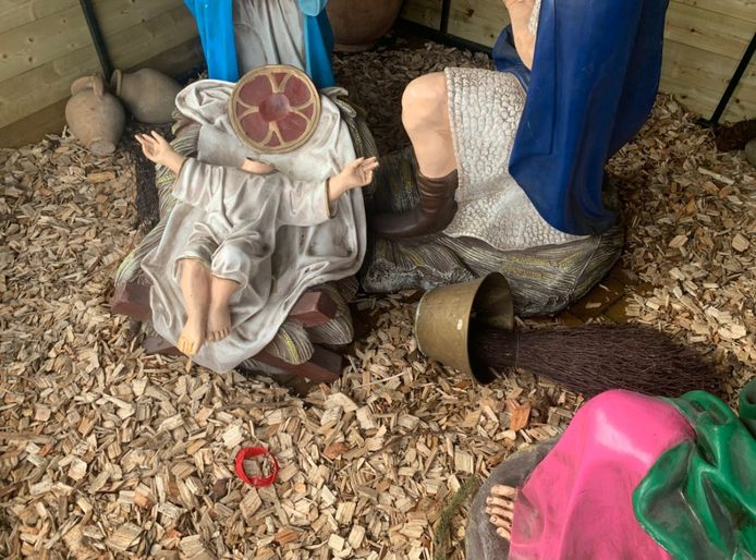 Baby Jezus, een van de beschadigde beelden van de kerststal in Heesch.