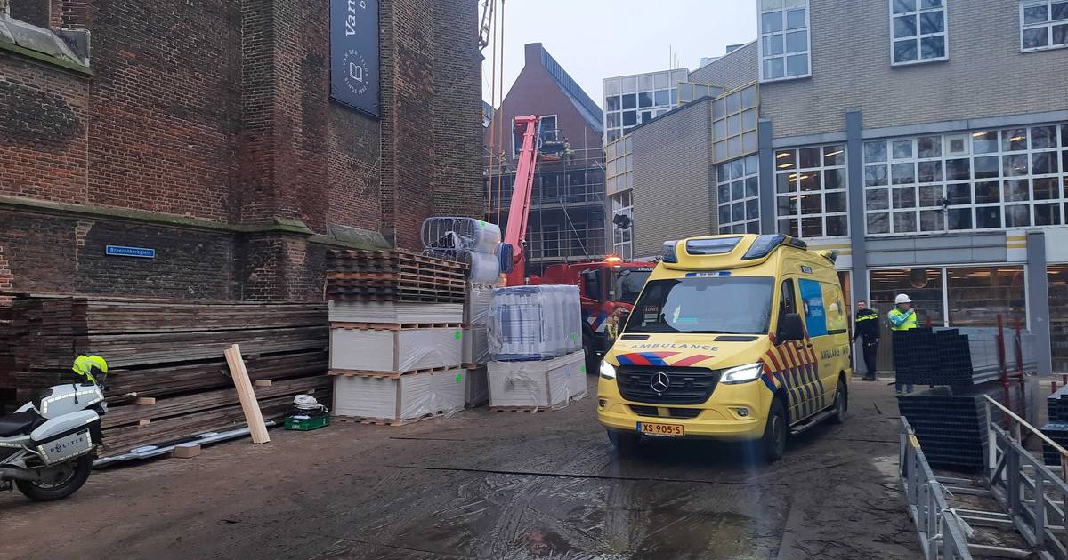 Gewonde bij ongeval op bouwplaats naast Zwolse Broerenkerk.
