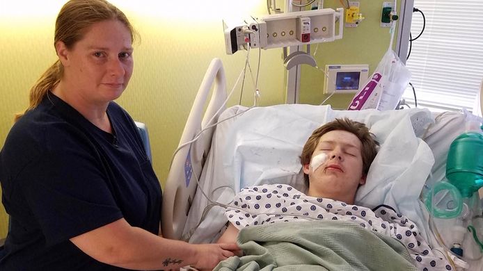 Eli Gregg en zijn moeder in het ziekenhuis.