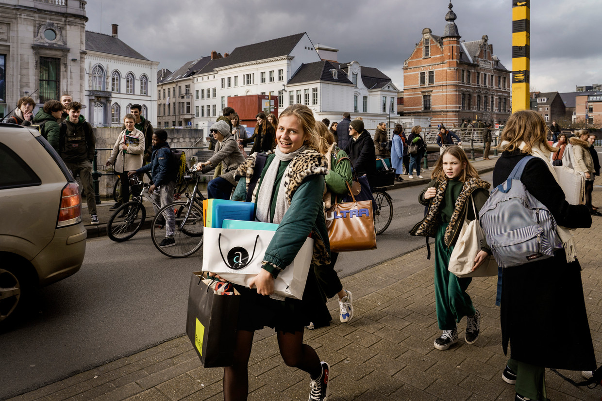 Vrijdagmiddag in Gent, na schooltijd. Onderwijsminister Weyts en de koepels raden de scholen aan de komende weken zo zinvol mogelijk in te vullen. Beeld Eric de Mildt