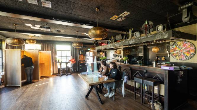 Ilse (53) opent haar kroeg in Bentelo voor de verkiezingen: ‘Dit is voor de gemeenschap’