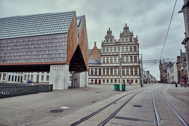 Het centrum van Gent ligt er verlaten bij tijdens de eerste lockdown in maart vorig jaar. Beeld Thomas Sweertvaegher