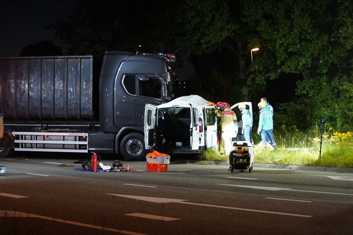 Bij de botsing tussen een vrachtwagen een bestelbus rakten twee mensen zwaargewond.