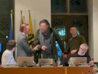 KIJK. Dronken man verstoort gemeenteraad van Aalst: “Geen applaus? Zelfs niet van de socialisten?”