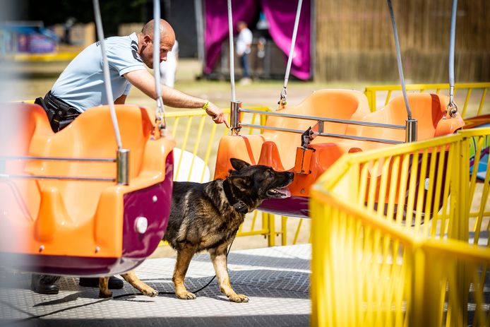 Een explosief dat gevonden wordt tussen de attracties van het festivalterrein, het is een van de scenario's die deze vrijdag geoefend wordt bij Freshtival, waar een grote oefening van de Marechaussee plaatsvond.