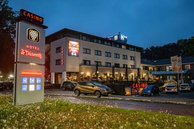 Overval op casino bij Druiventros in Berkel-Enschot: gemaskerde mannen bedreigen personeel met vuurw