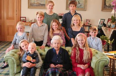 Oude Photoshop-blunders van Britse royals komen bovendrijven: ook foto van koningin Elizabeth met haar achterkleinkinderen zou bewerkt geweest zijn