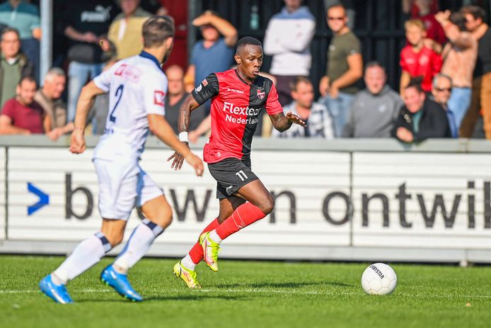 Gavin Vlijter stuift op met bal aan de voet voor een volle tribune van Koninklijke HFC.