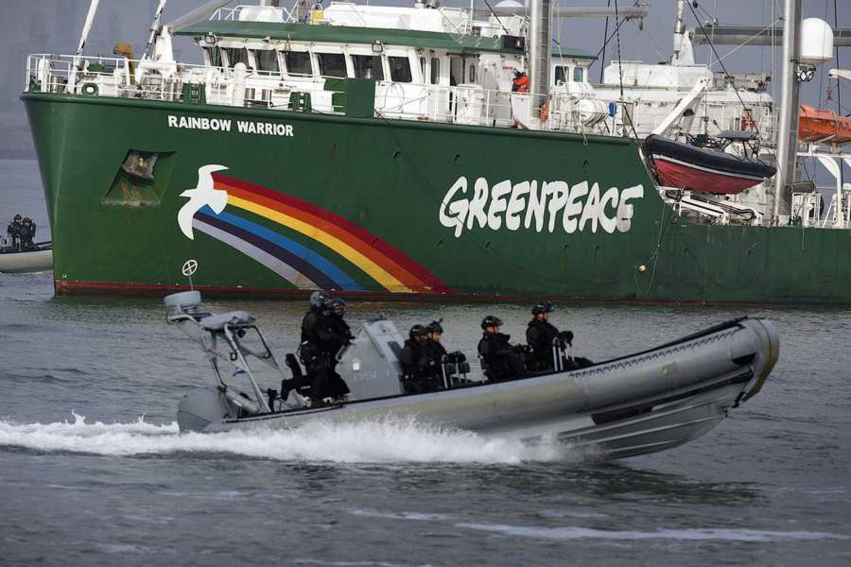 Zeker 100 actievoerders en bemanningsleden van de Greenpeace-schepen Rainbow Warrior III en Esperanza waren bij de actie van vanmorgen betrokken. Beeld reuters