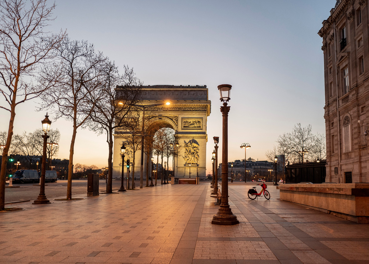 19 uur, op de Champs Elysées in Parijs is geen levende ziel te bekennen. Beeld AP