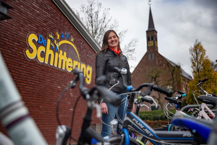 Danique Hoeve op een foto van eind 2021,  bij haar vroegere basisschool De Schittering in Hooge Zwaluwe.
