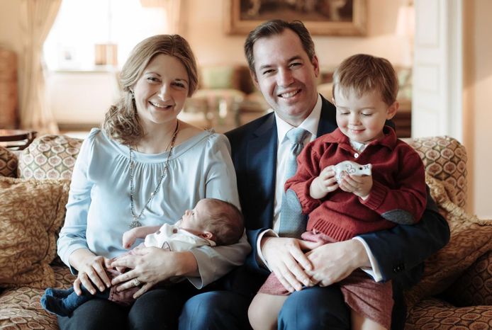 La principessa ereditaria Stephanie con il neo battezzato principe François in grembo.  e il principe ereditario Guillaume con il principe Carlo.