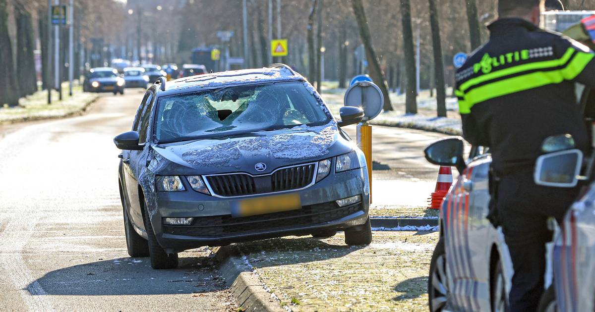 Fietser gewond na harde botsing op oversteekplaats in Emmeloord.