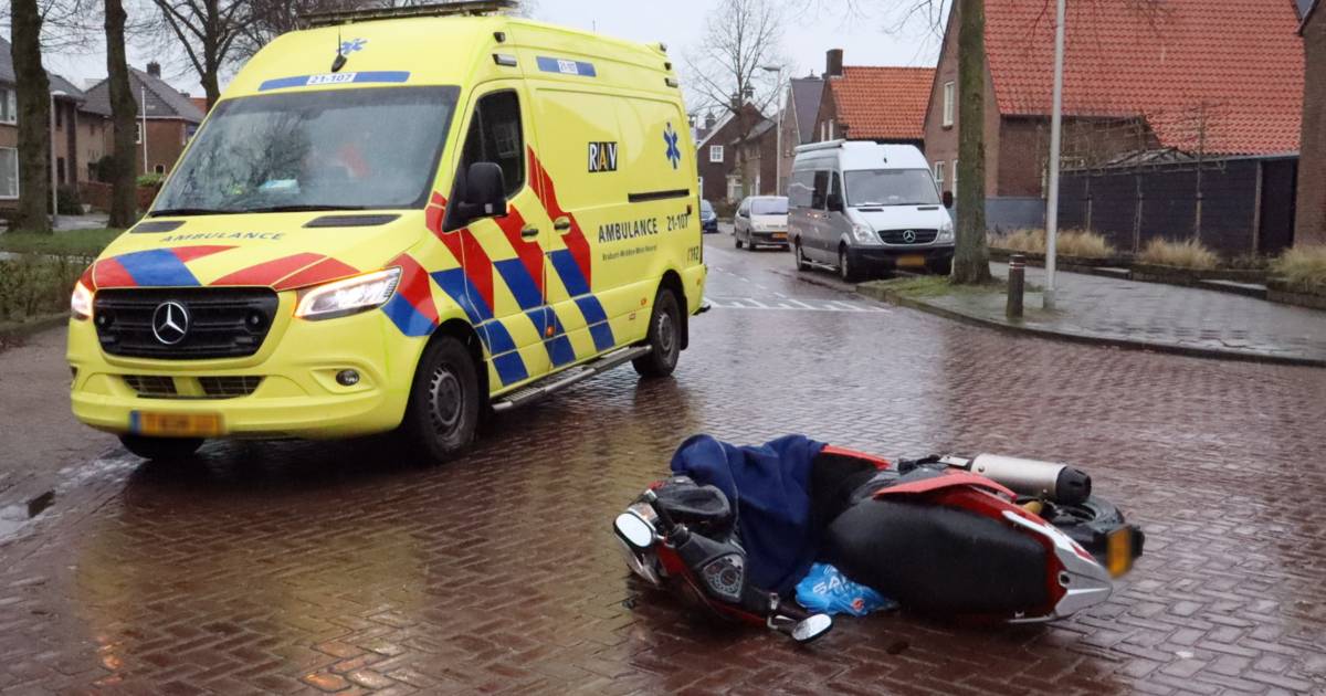 Scooterrijder gewond na botsing met auto in Nieuwkuijk.
