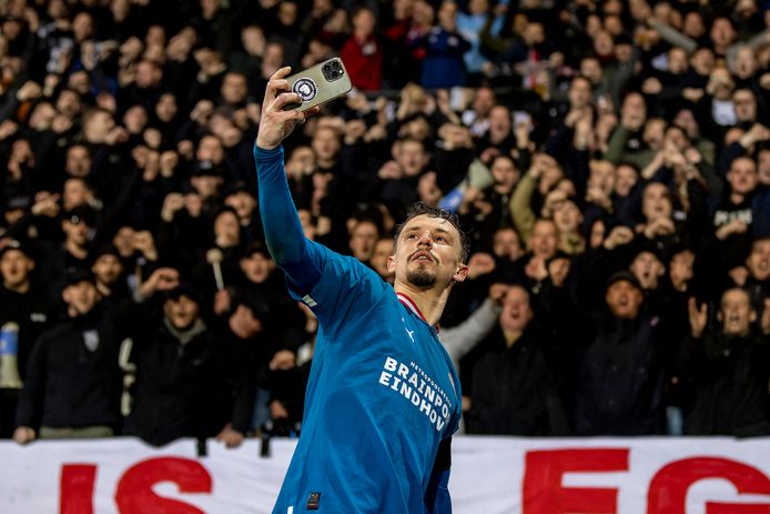 Olivier Boscagli gaat met de meegereisde PSV-supporters in Nijmegen op de foto.