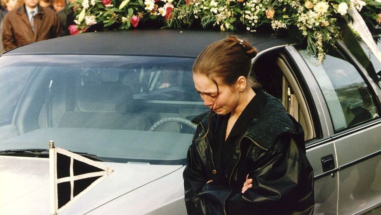 Verdriet op de begrafenis van Nicole van den Hurk in november 1995. Het 15-jarige meisje werd vermoord aangetroffen in de bossen van Lierop. Beeld ANP