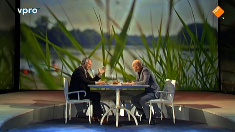 Wilfried de Jong interviewt Wouter Bos tijdens een aflevering van Zomergasten in 2013. Beeld VPRO