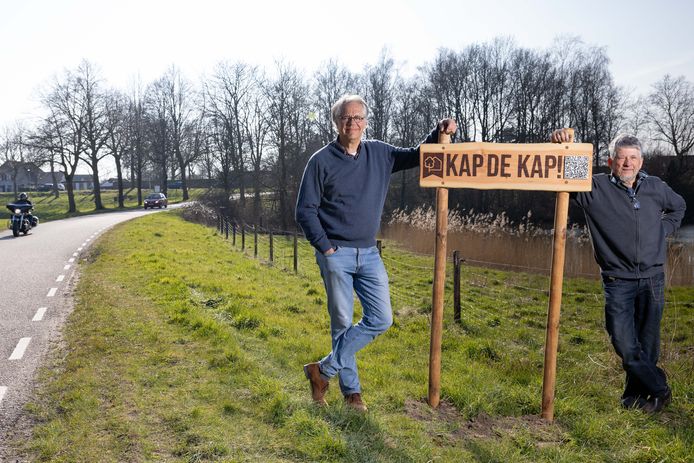 Job van Dooren (L) en Chris van Rangelrooy bij een van de borden die Het Vlijmens Lint geplaatst heeft langs de Gemeint.