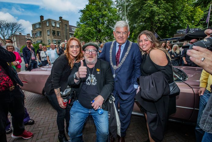 Een trotse René Bom tijdens de onthulling van zijn  muurschildering aan de Vreeswijkstraat. Burgemeester Jan van Zanen zette hem nog even in het zonnetje. Aan weerszijden zijn dochters Kelly (L) en Zoey.