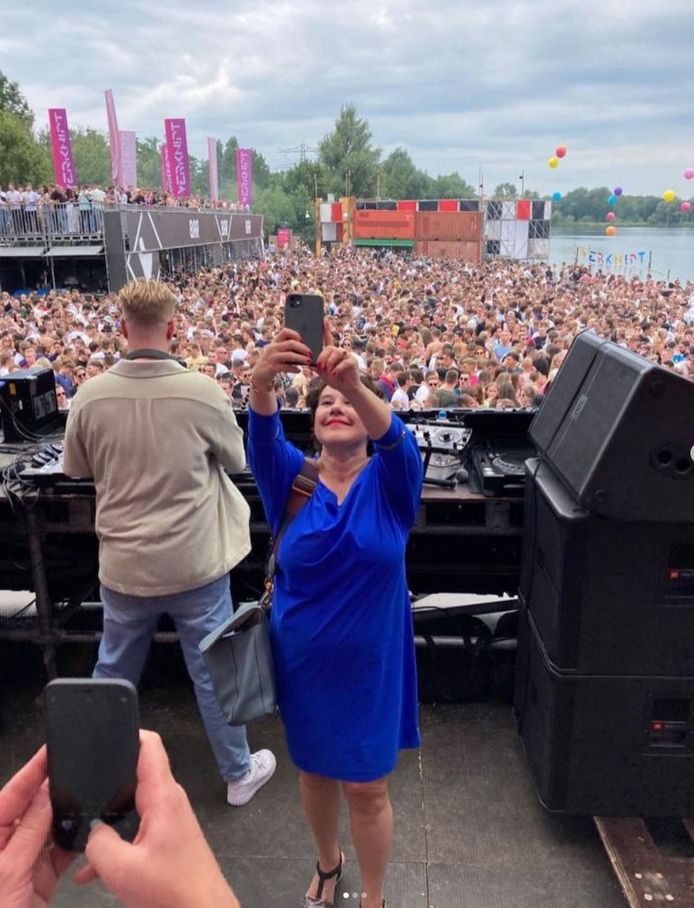 De Utrechtse burgemeester Sharon Dijksma maakt een selfie tijdens Verknipt festival in De Meern, zaterdag 3 juli 2021.